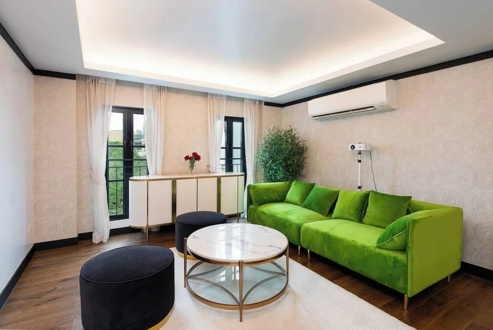 Stylish 7Beds Poolhouse with Cinema Lift - 2min to BTS