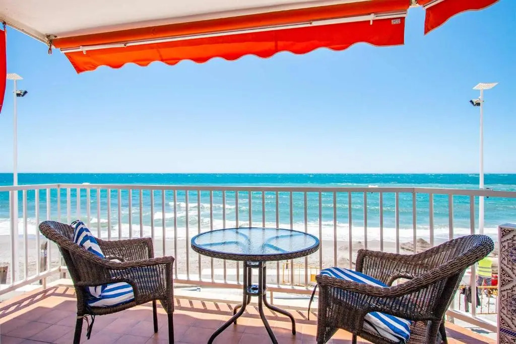 Apartamento en Edificio Torresol, 1ª linea de playa en Nerja