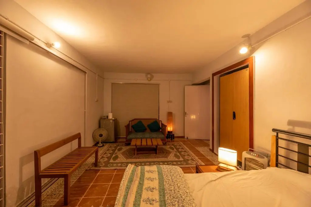 The Perch - 2bhk w panoramic hill view by Roamhome