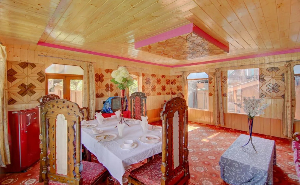 Oyo 6410 Amina Houseboat