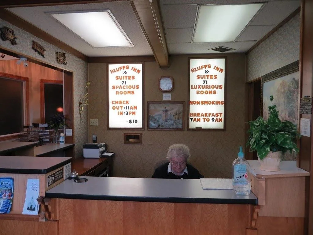 Bluffs Inn & Suites