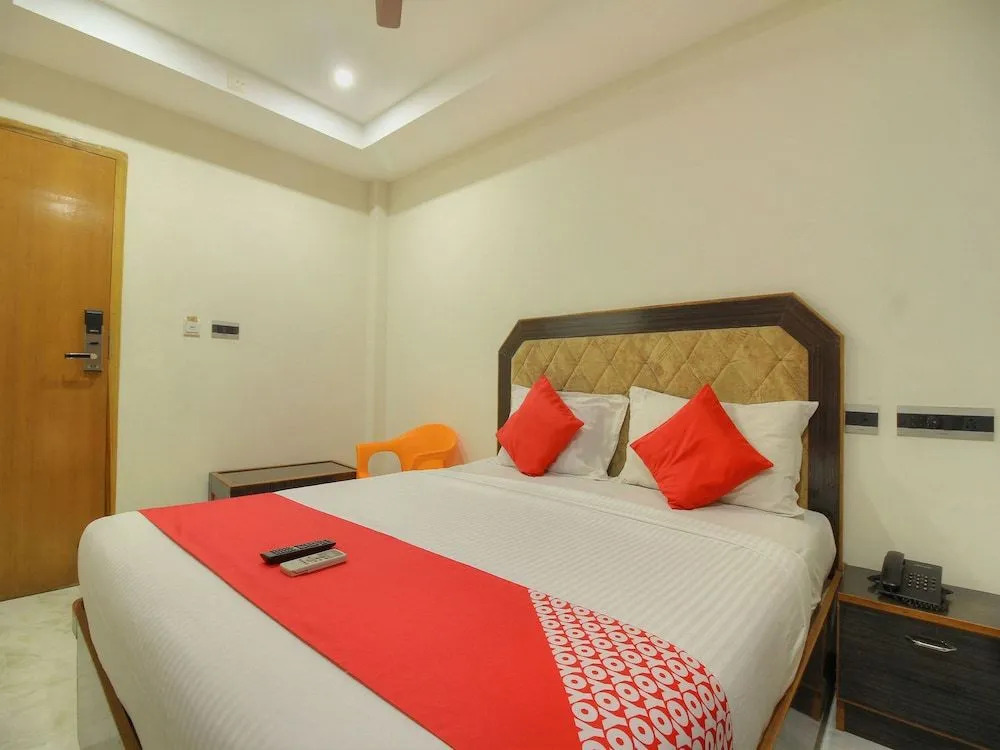 OYO 15948 Hotel Srees