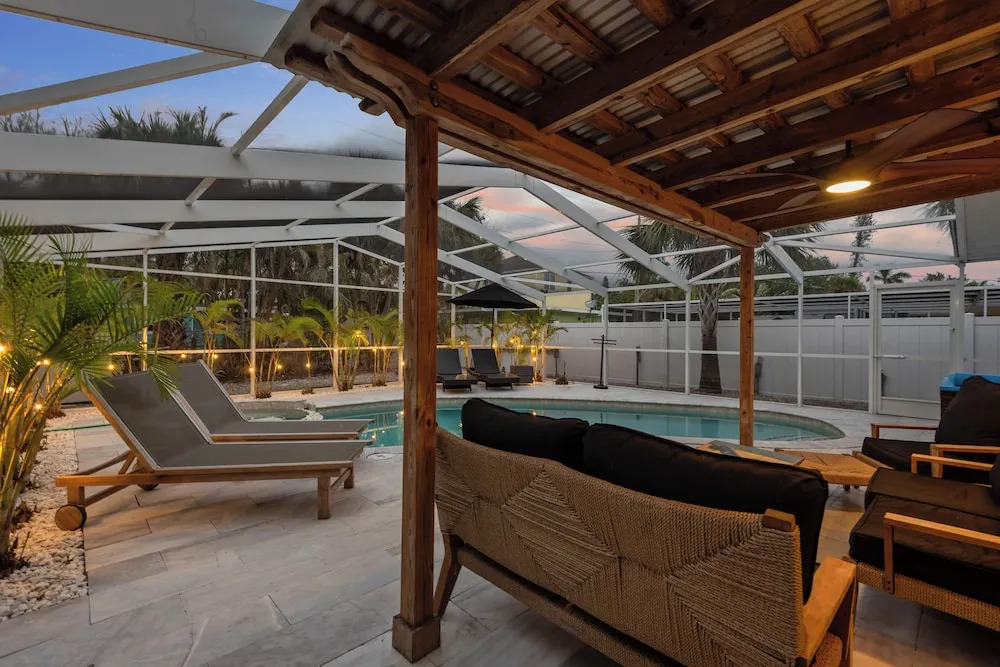 Siesta Key Oasis w/ Outdoor Pool + Screened Lanai!