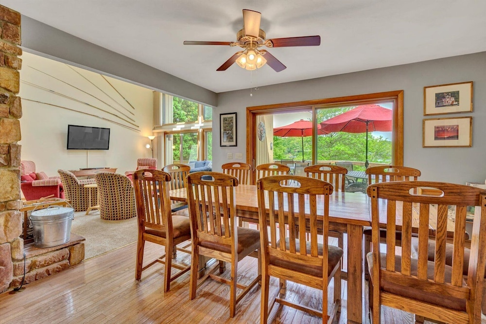 Dancing Water - Sleeps 10, Private Dock, Game Room & Hot Tub