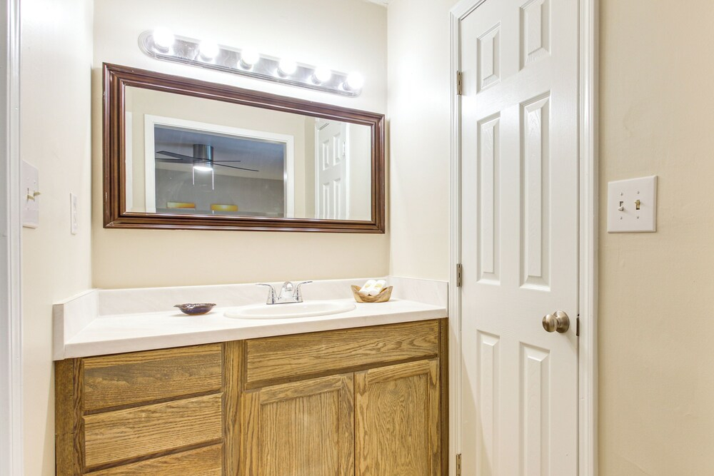 8 Mi to Beaches: Relaxing Retreat in Gulf Breeze