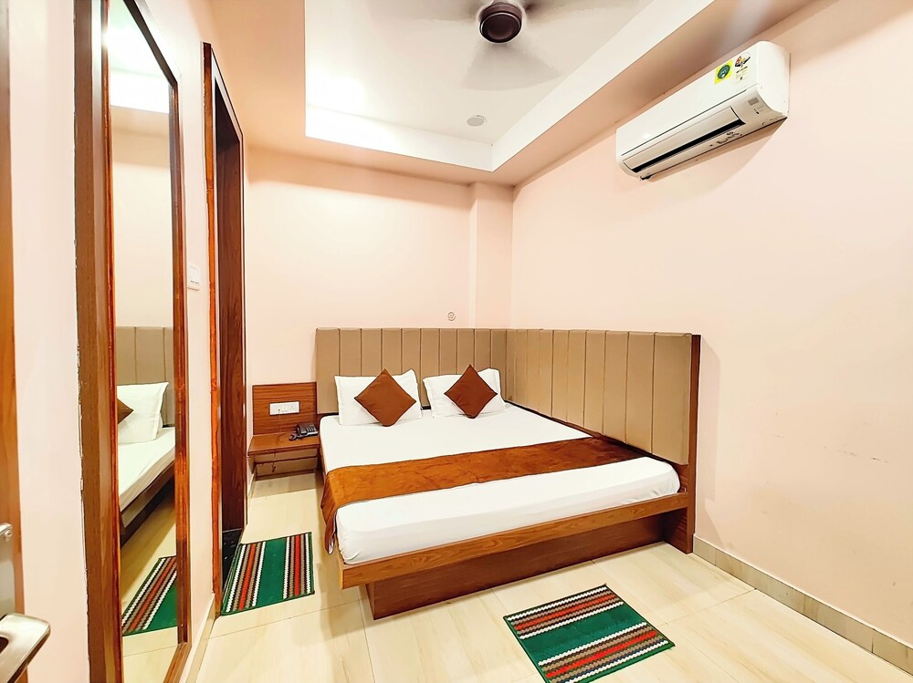 Hotel VIMOKSHA# RESIDENCE - Near Kashi-Vishwanath-Temple-And Ganga Ghat With-Lift-Wifi- Restaurant- Paid-Parking facilities-Newly Decorated Room- A Top Rated Premium Hotel in Varanasi