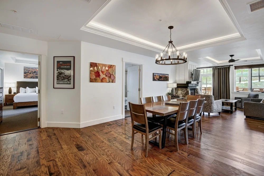 Spacious 4 Bedroom  Steps From Winter Activities Condo by RedAwning