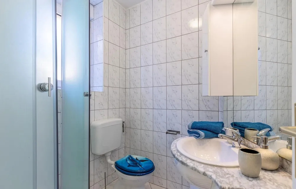 Stunning Home in Jadranovo With 5 Bedrooms, Jacuzzi and Wifi