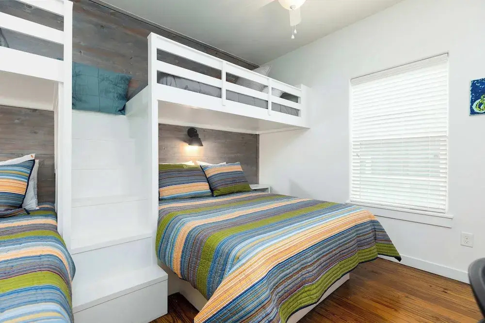 Comfy 3bdr Right in Town Sleeps 10