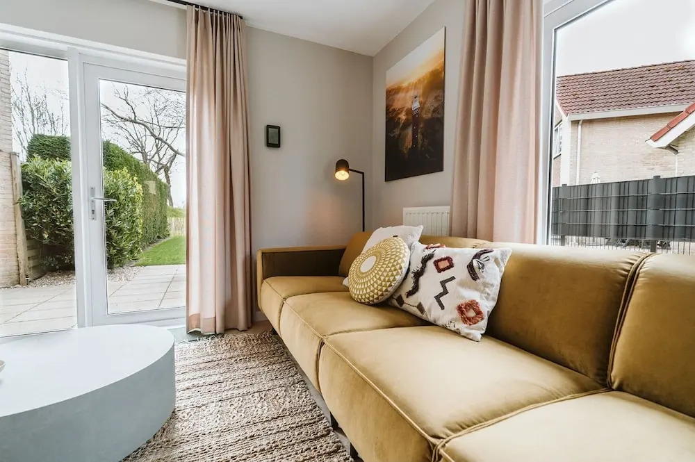 Holiday Home With Spacious Private Garden Within Walking Distance of the Beach