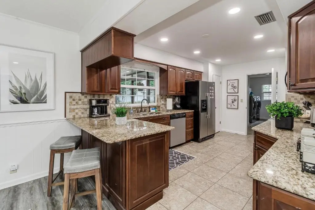Modern style 3Bedroom home with hot tub less than 5 Mins from Legoland