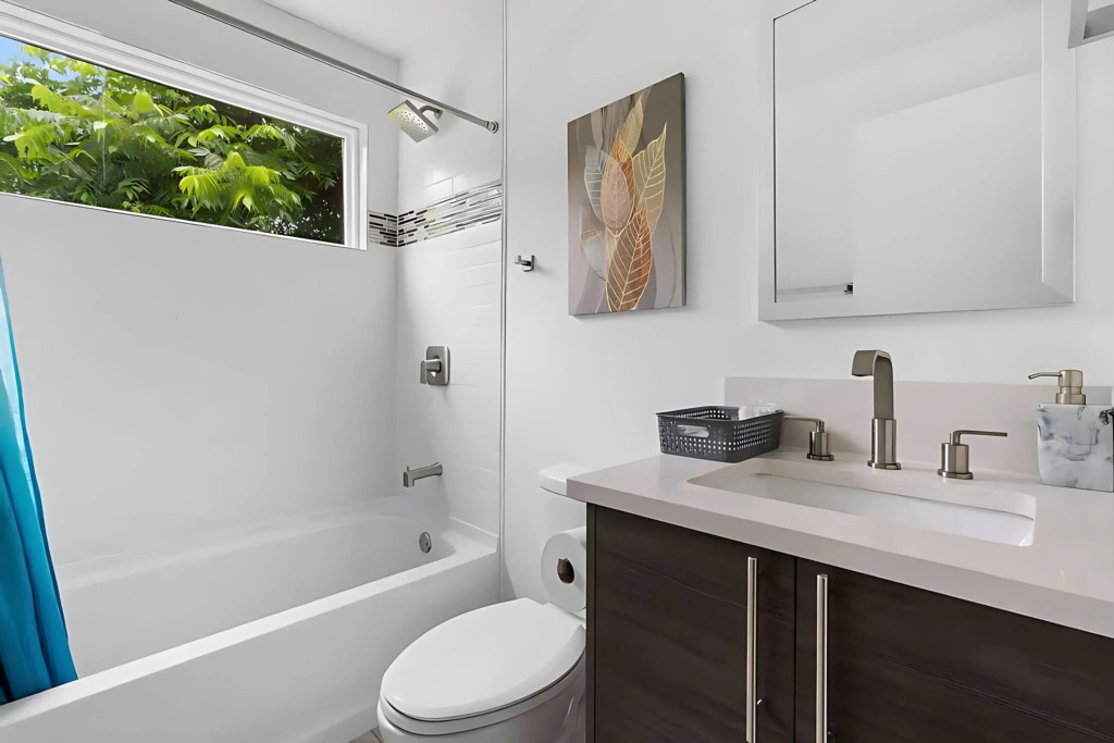 16 Guest Home w Outdoor Lounge and Rooftop Patio, Austin