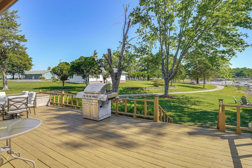 Kayaks & Boat Dock: Waterfront Home in Grove
