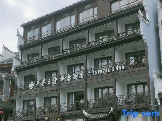 Rivview  Cloud Homestay Fenghuang（180-degree view of the first-line river view）