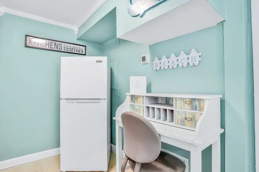 Lower Level 1 Block From 2 Beaches W/private Pool, High-speed Wi-fi