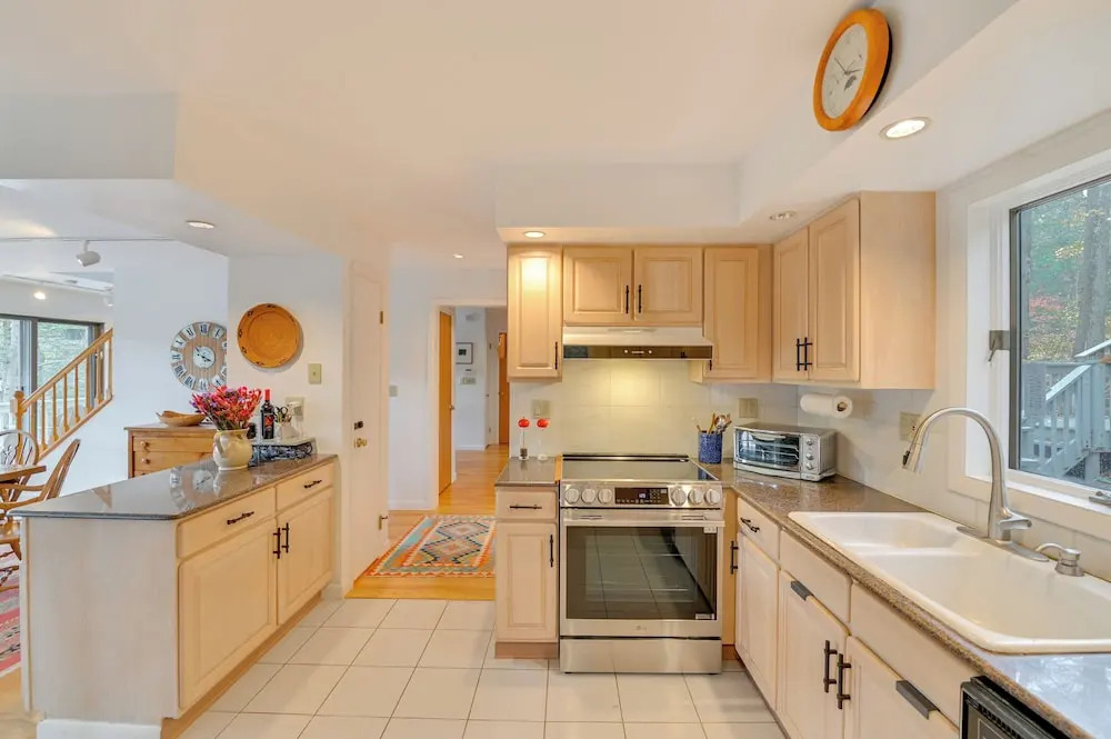 Great Barrington Lakeside Getaway w/ Kayak & Grill