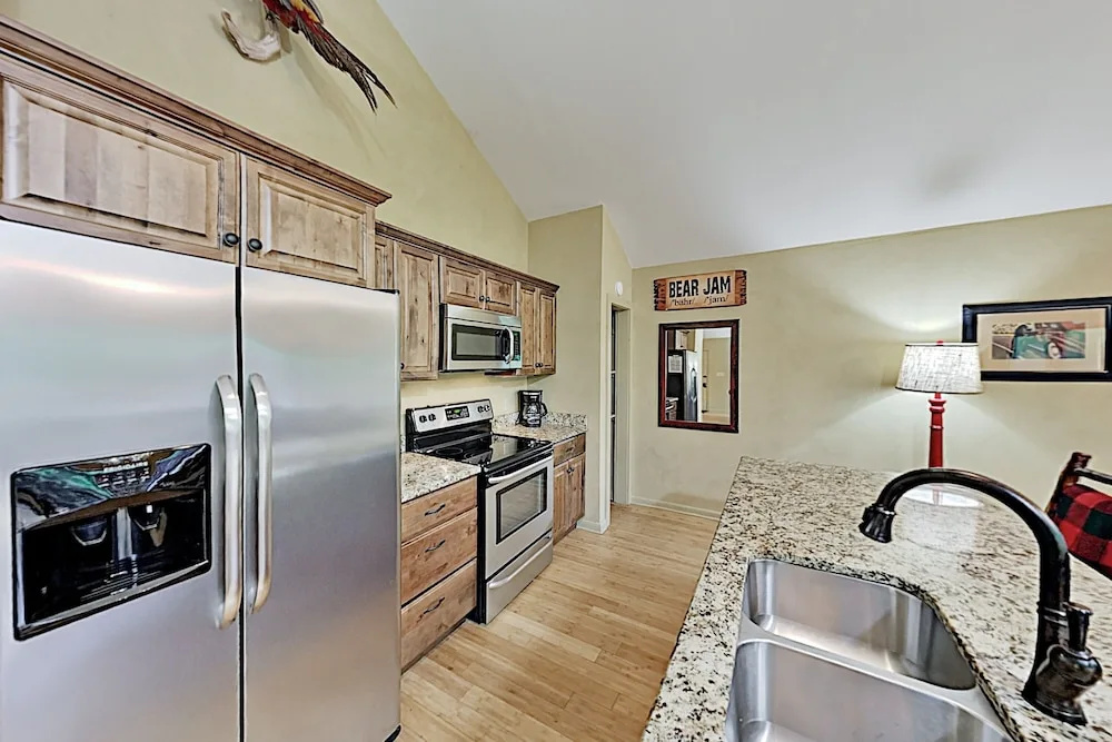 Mountain Echoes : Hot Tub & Home Theater! 2 Bedroom Cabin