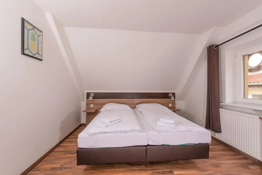 Boutique-Hotel Kronenstuben - unschlagbare Zentrumsnähe direkt am Marstall & Marktplatz - Schloss in 3 Min - Frühstück - Langzeitmiete