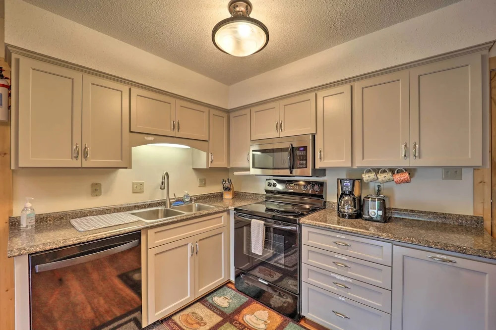 Cozy Condo: Walk to Resort, 9 Mi to Sugar Mountain