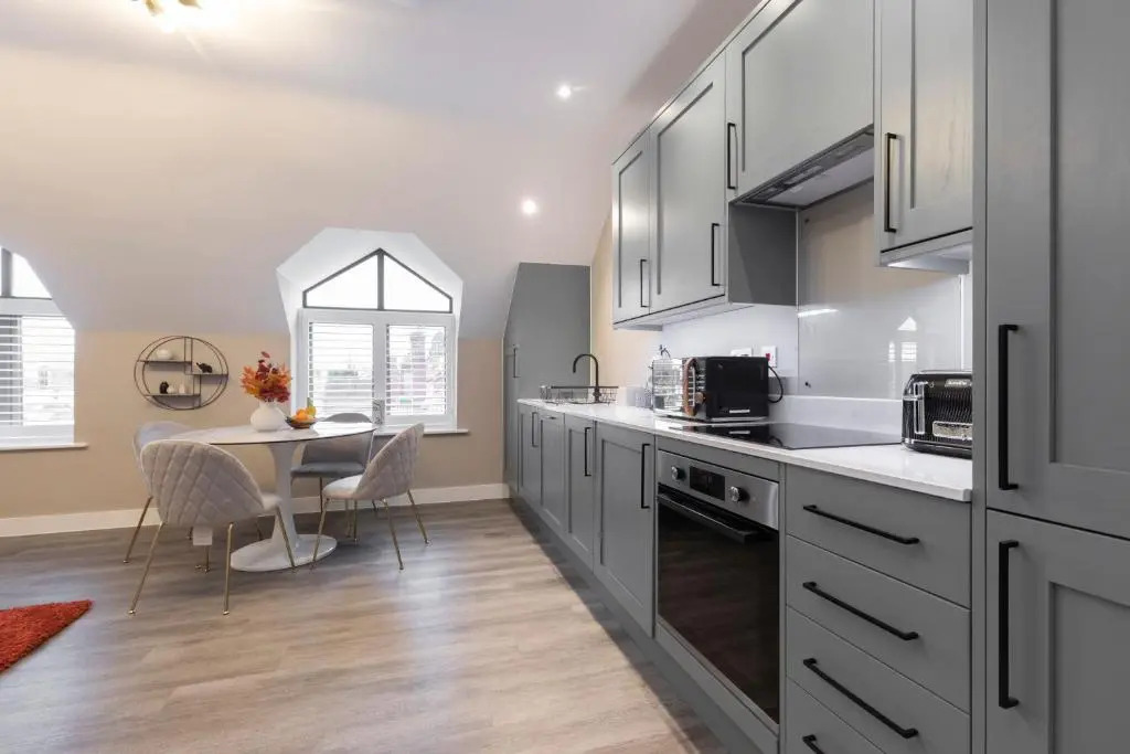 Elliot Oliver - Stylish Loft Style 2 Bedroom Apartment With Parking