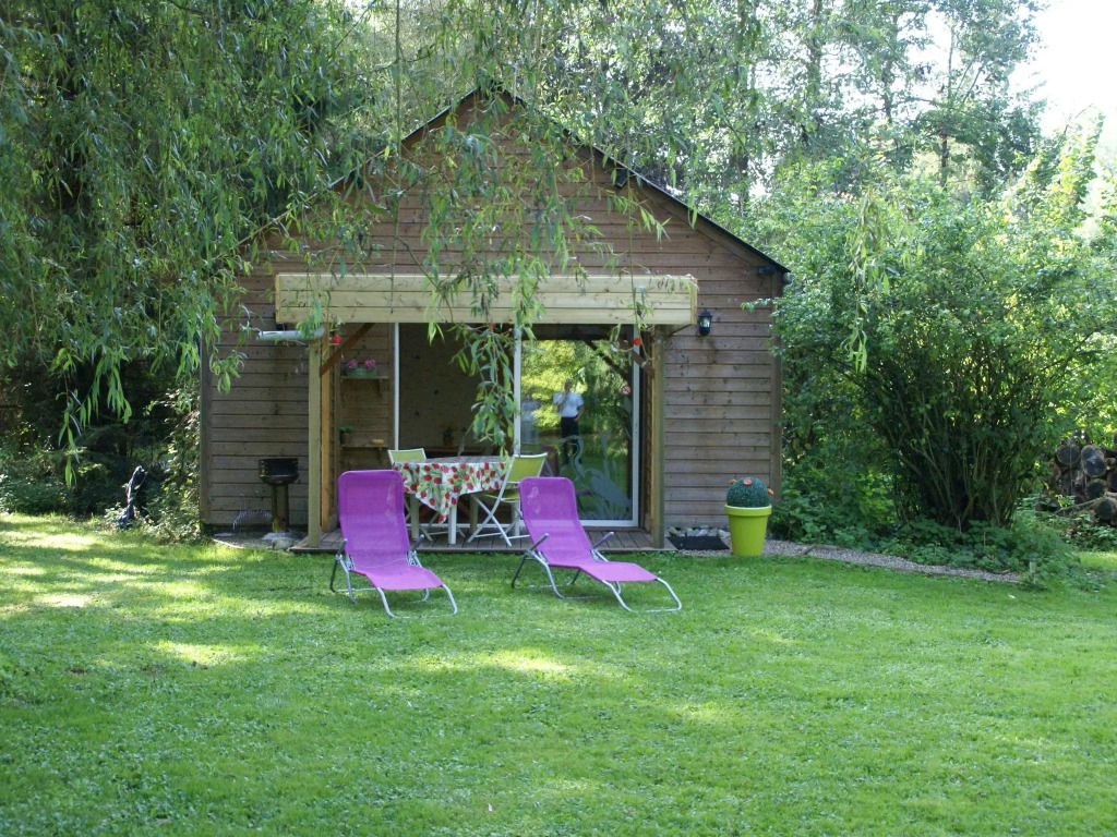 Cozy chalet in Ponchel with pond