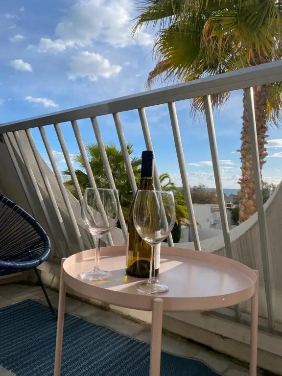 LE CALI, P2 Cabine dans une résidence avec piscine, vue mer et parking privé