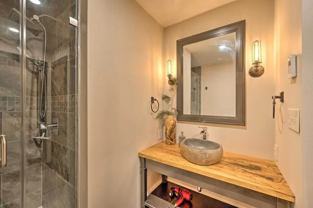 Riverfront Lincoln Condo: 1 Mi to Loon Mountain!