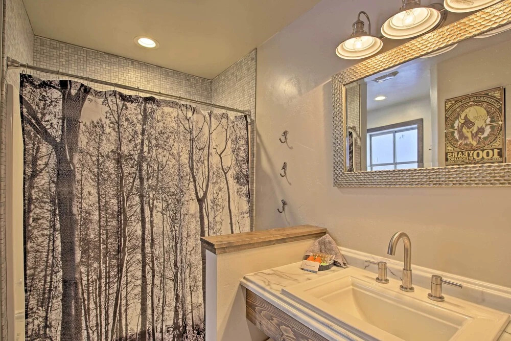 Charming Home - 1 Mi to Yellowstone National Park!