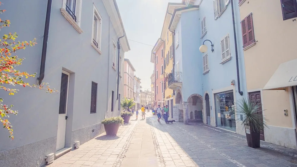 Old Town Alley - Italian Homing