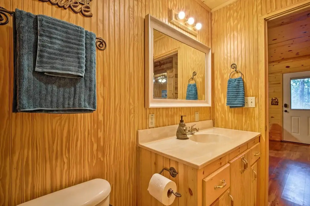Broken Bow Cabin w/ Hot Tub, Near Hiking + Fishing
