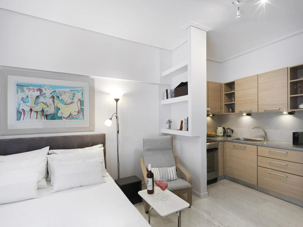 Modern Studio opposite the Areios Pagos court.