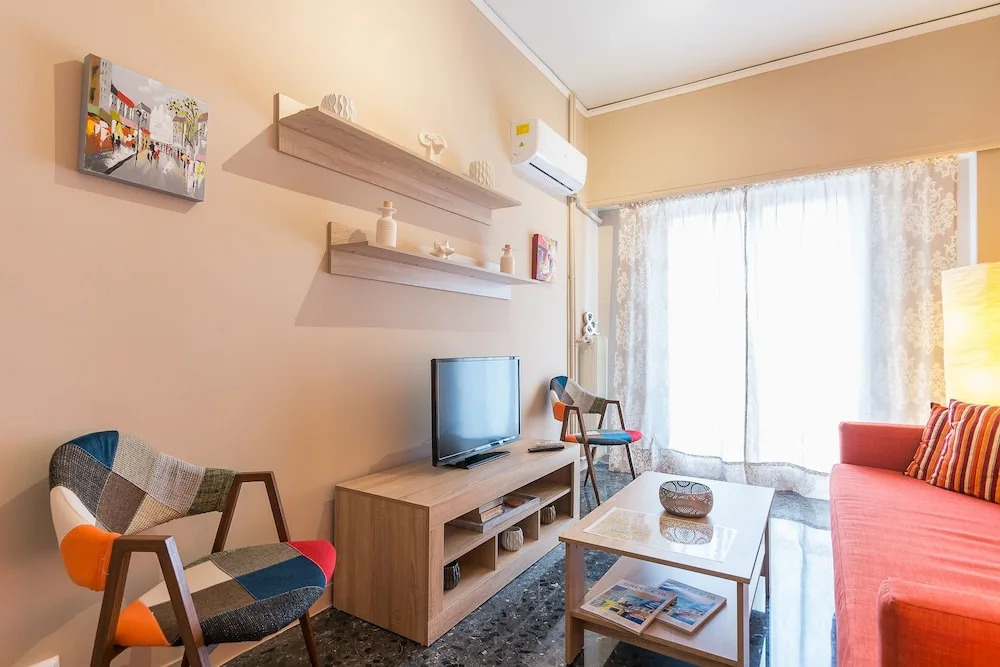 Comfy Kerameikos Apartment by Cloudkeys