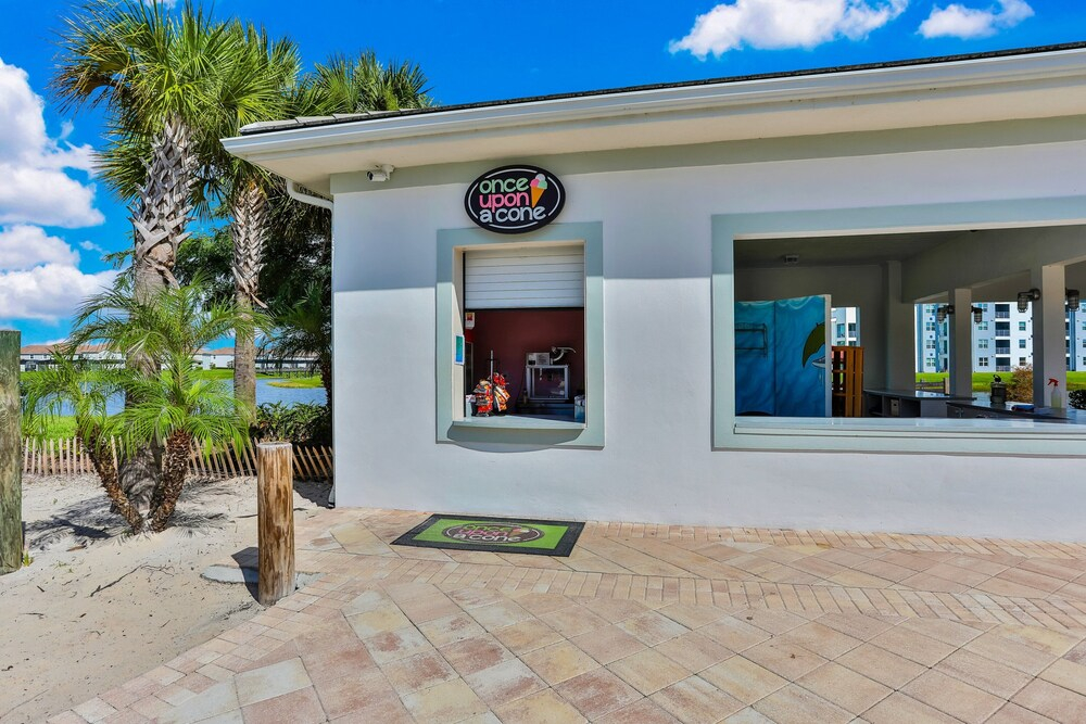 Fourth Floor Penthouse With Shared Pools and Hot Tub, Fast Wifi, & Central AC