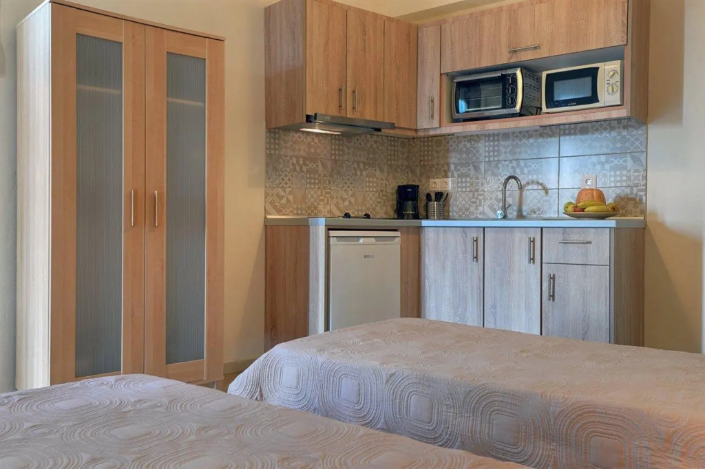 Captain's Apts Barbati