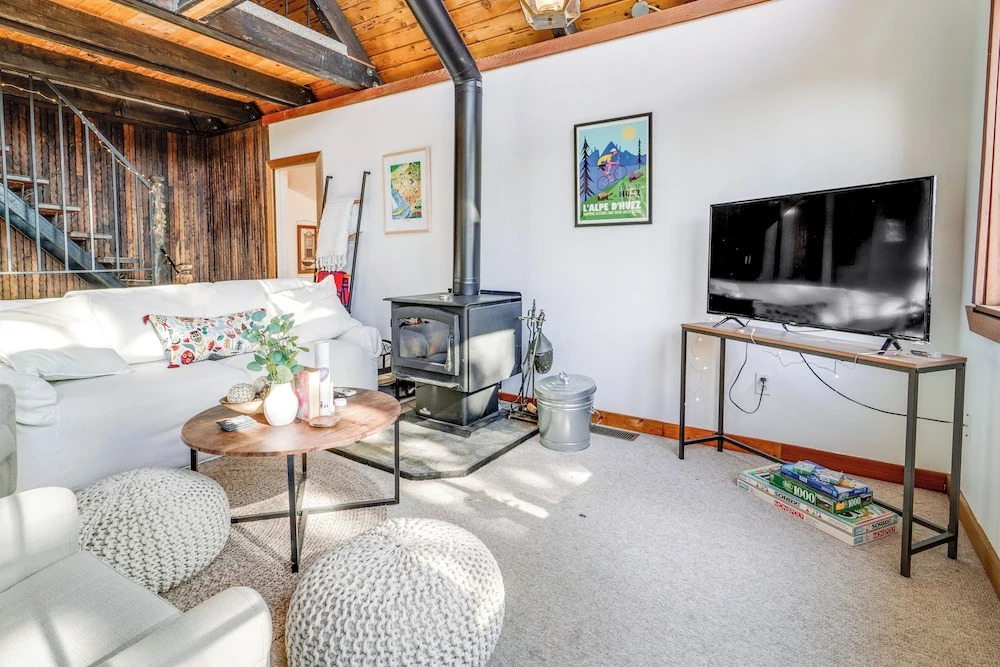 Serene Lakes Cabin w/ Deck: Dog Friendly!