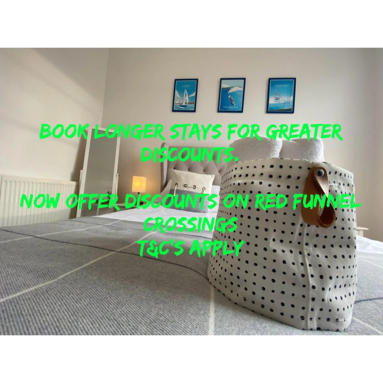 Wight On The Beach, Slps4, Stylish Apartment, Balcony with Sea Views