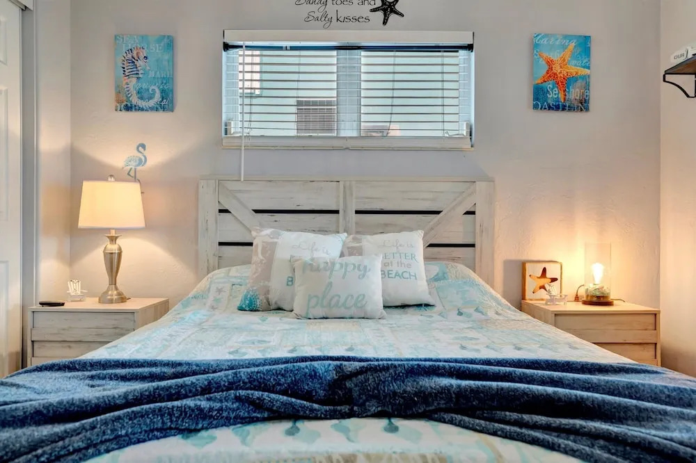 Dolphin Suite 2B Pet Friendly Waterfront Dock