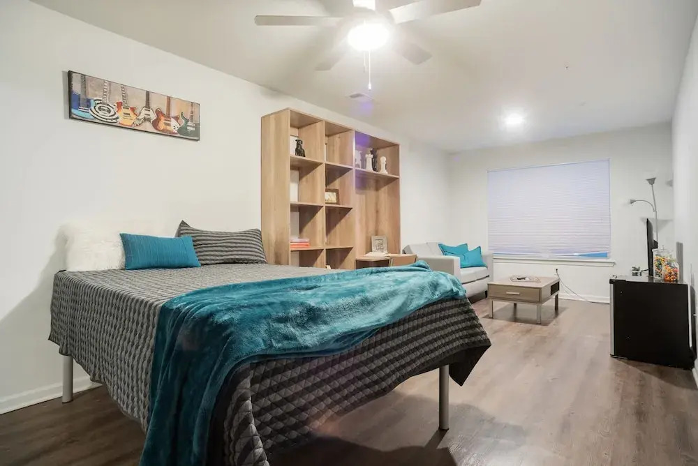 Modern Condo With Pool, Gym, Workspaces & BBQ