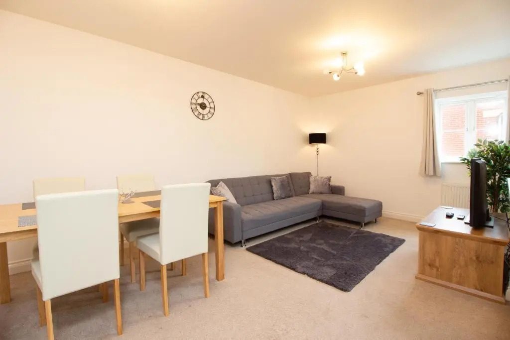 OPP Apartments HW -Contractors, M5 link, Sowton, Exeter City, free parking&Wifi