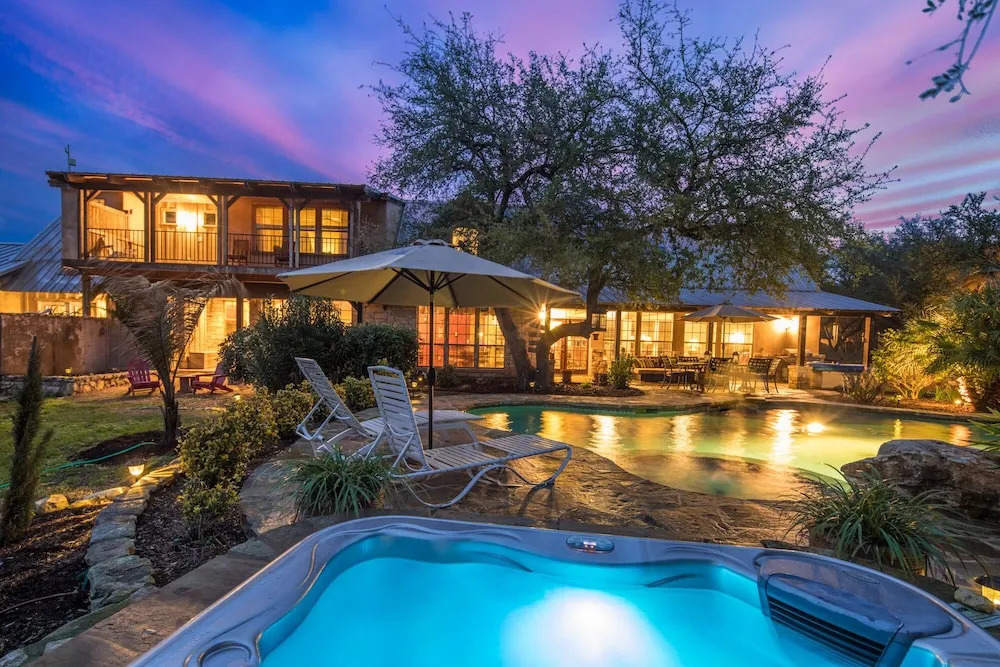 Rock 'n' Wood 4 Bedrooms 3.5 Bathrooms Home