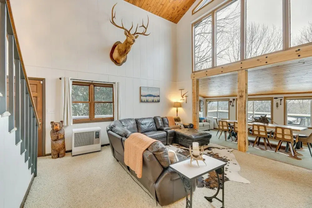 6 Mi to Skiing! Hot Tub Hideaway in Seven Devils