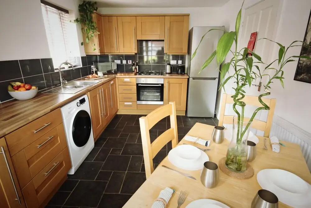 Modern 4 Bed Townhouse with Parking