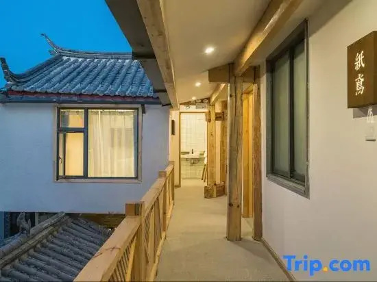 Tan Hua Fu Kezhan Liansuo Lijiang Feng Yue Wu Bian Dian