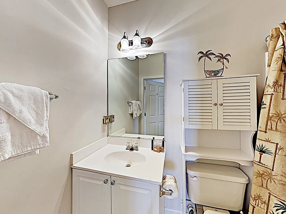Golfers Delight: Coastal W/ Balcony & Pools 2 Bedroom Condo