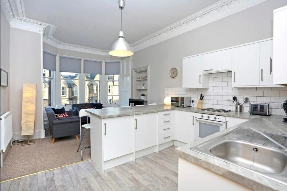 Homely & Spacious 4-bedroom Apartment by the Meadows