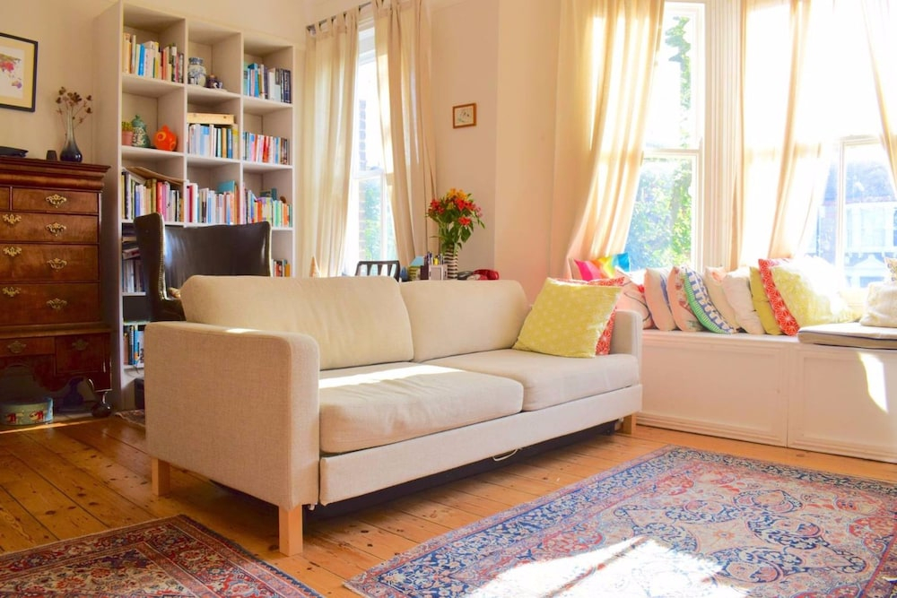3 Bedroom Victorian Flat With Parking in South East London