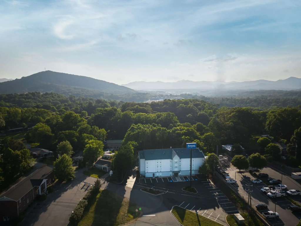 Rodeway Inn & Suites near Outlet Mall - Asheville