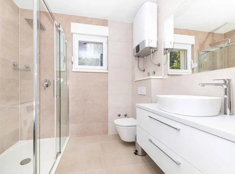 Expansive Retreat With Private Pool & Bbq, Near the Beach