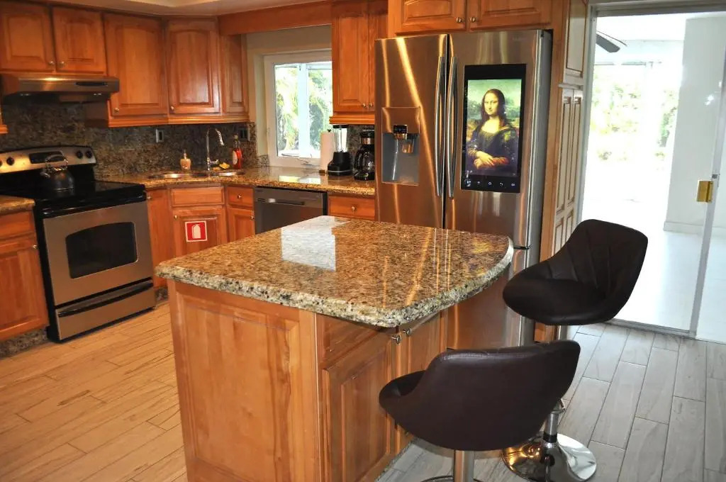 Lovely 3-bd, walk to bars, 9 min drive from beach! Heated pool.