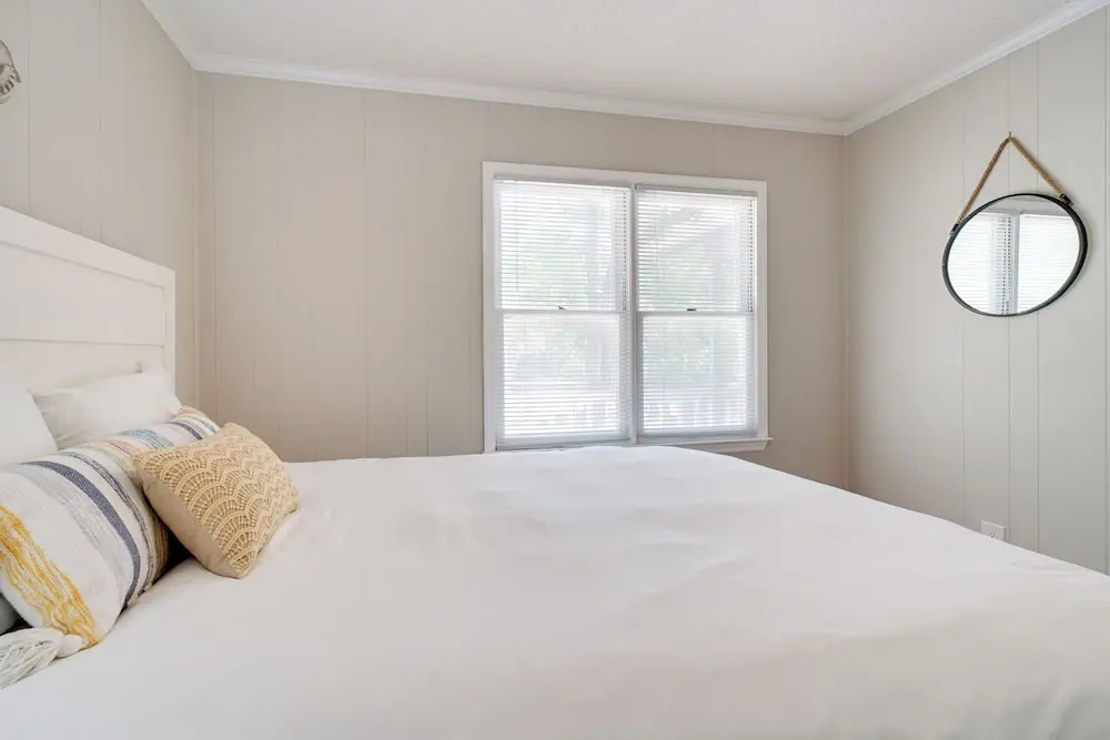 7 Blocks to the Beach: Family Oak Island Retreat